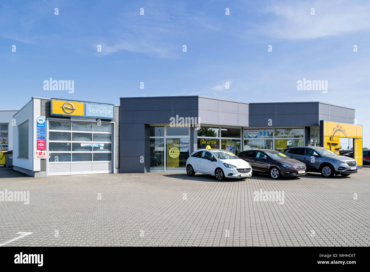 Distribuidor de Opel. Opel es un fabricante alemán de automóviles y parte de la francesa Groupe PSA desde agosto de 2017. Foto de stock