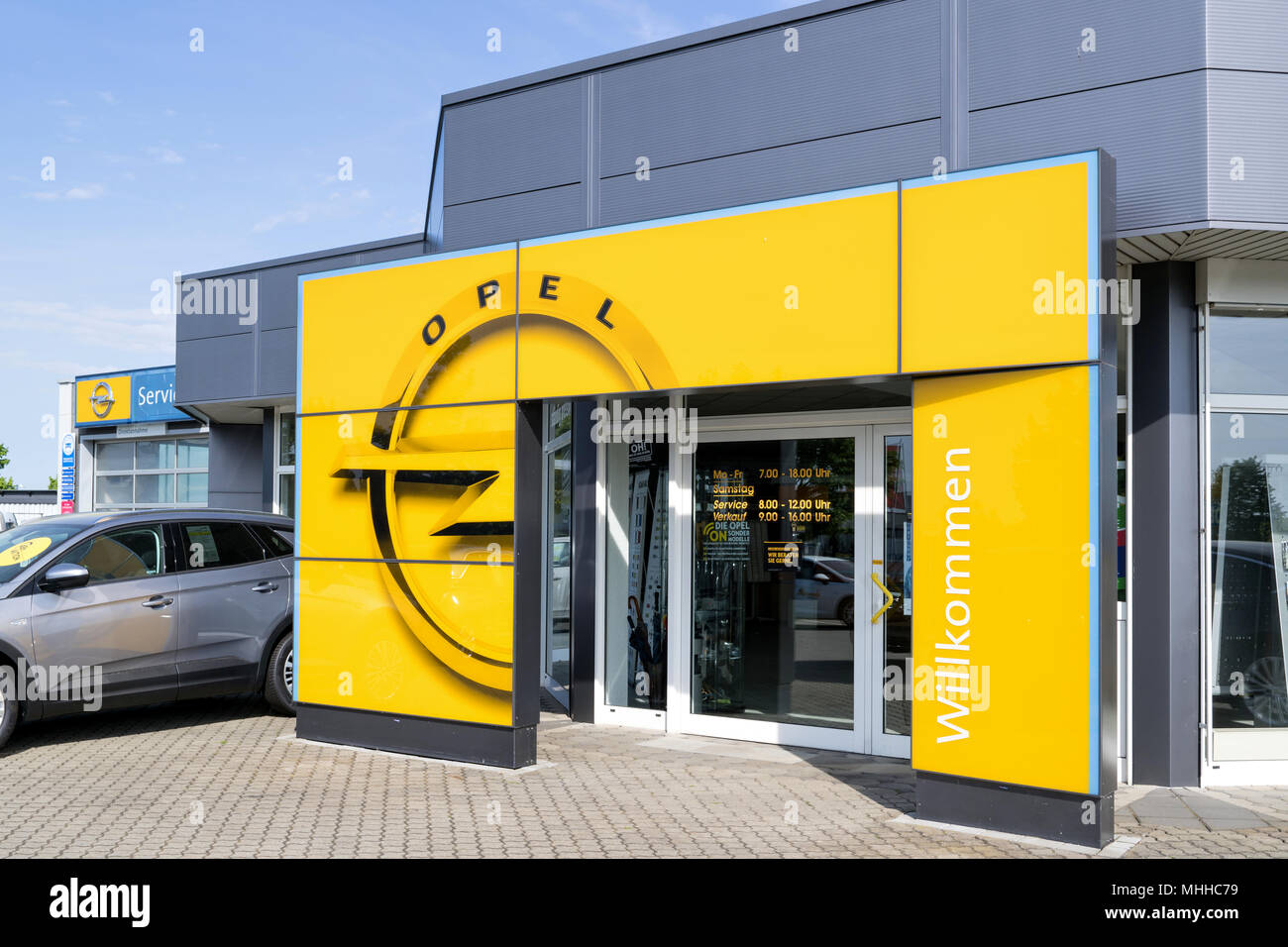 Distribuidor de Opel. Opel es un fabricante alemán de automóviles y parte de la francesa Groupe PSA desde agosto de 2017. Foto de stock