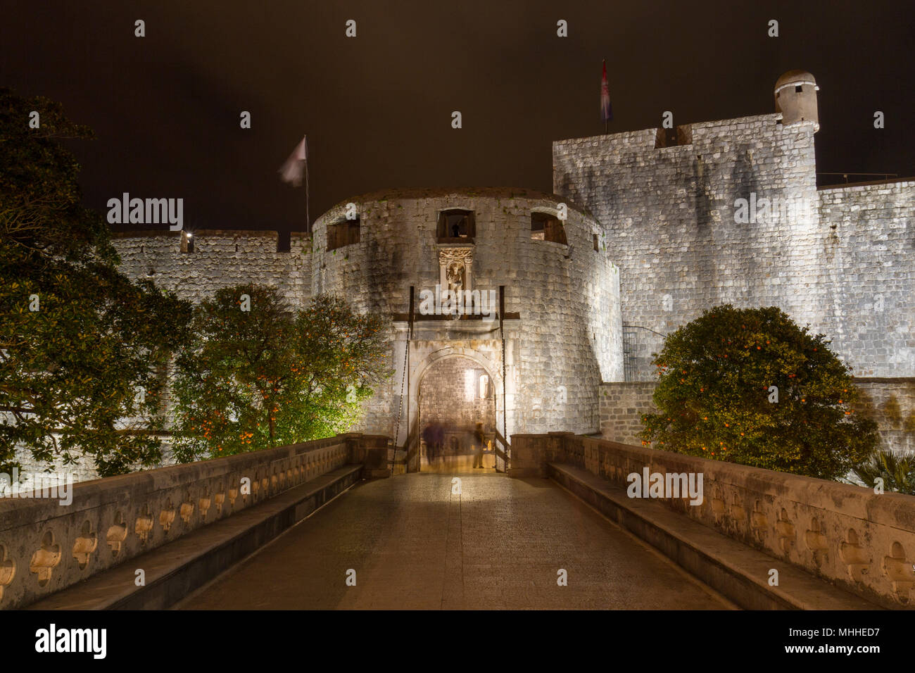 La Puerta Pile (o West Gate) vista nocturna de Dubrovnik, en Croacia. Foto de stock