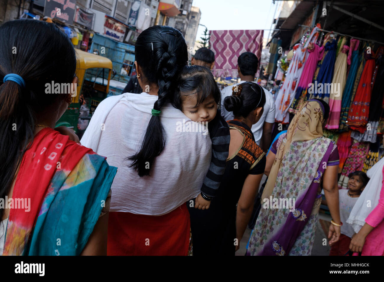 Las calles atestadas en el casco antiguo de la ciudad de Ahmedabad Manek Chowk. Foto de stock