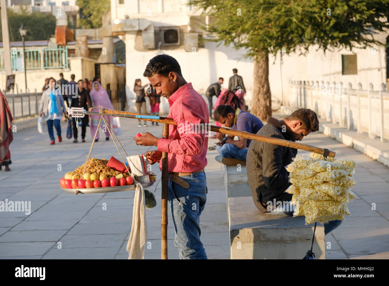 Vendedor de comida, Udaipur, también conocida como la ciudad de Lagos, la Venecia de Oriente, es la capital histórica del reino de Mewar, Rajasthan. Foto de stock