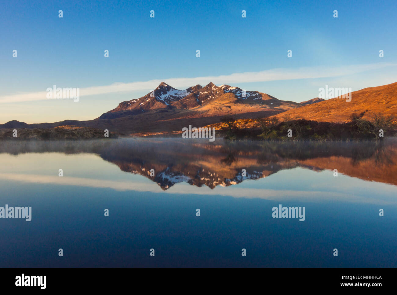 A lo largo de los Cuillin Sunrise de estelas de vapor Foto de stock