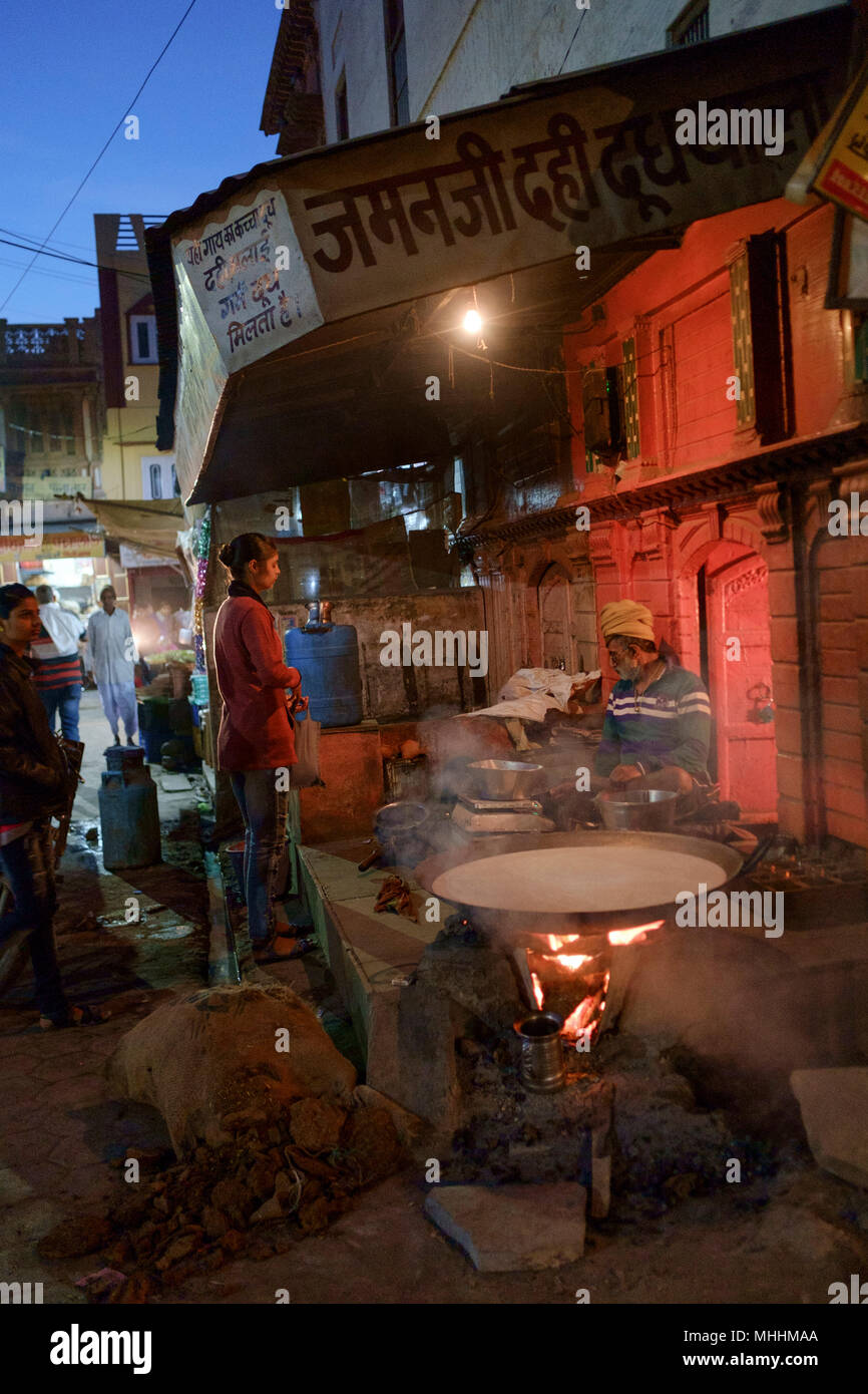 Cocinar los alimentos callejeros. Bikaner, Rajasthan. La India Foto de stock