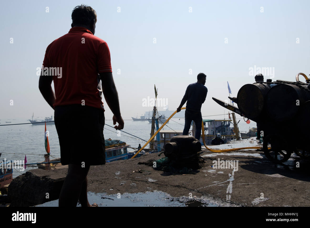 Carga y descarga de los pescadores con sus capturas en Sassoon Dock, Mumbai. La India. Sassoon Dock es el mayor y más antiguo mercado de pescado de la ciudad. Foto de stock