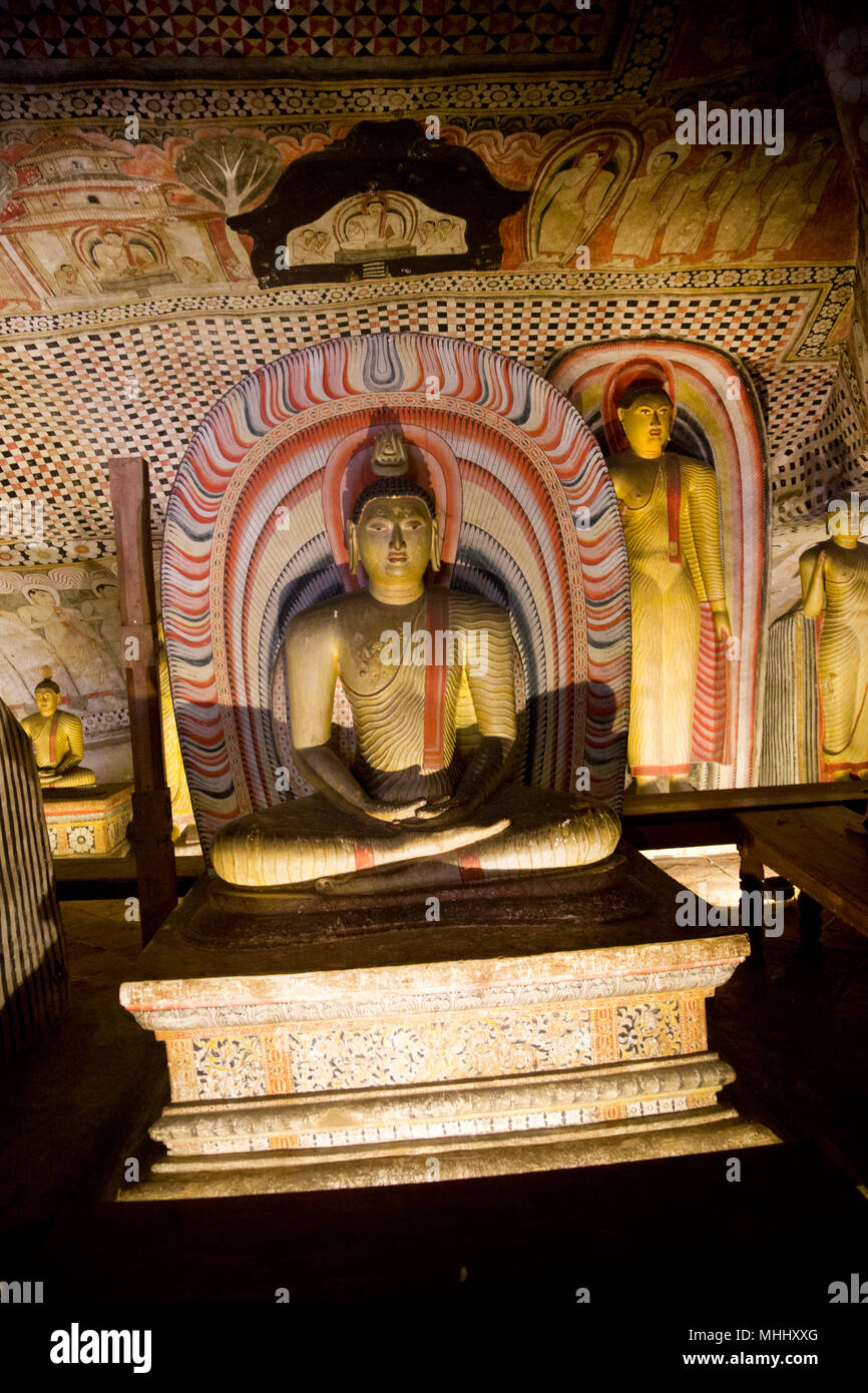 Dambulla Sri Lanka Dambulla Templos Cueva - Cueva II Maharaja Viharaya estatua de Buda sentado en Dhyana Mudra Foto de stock