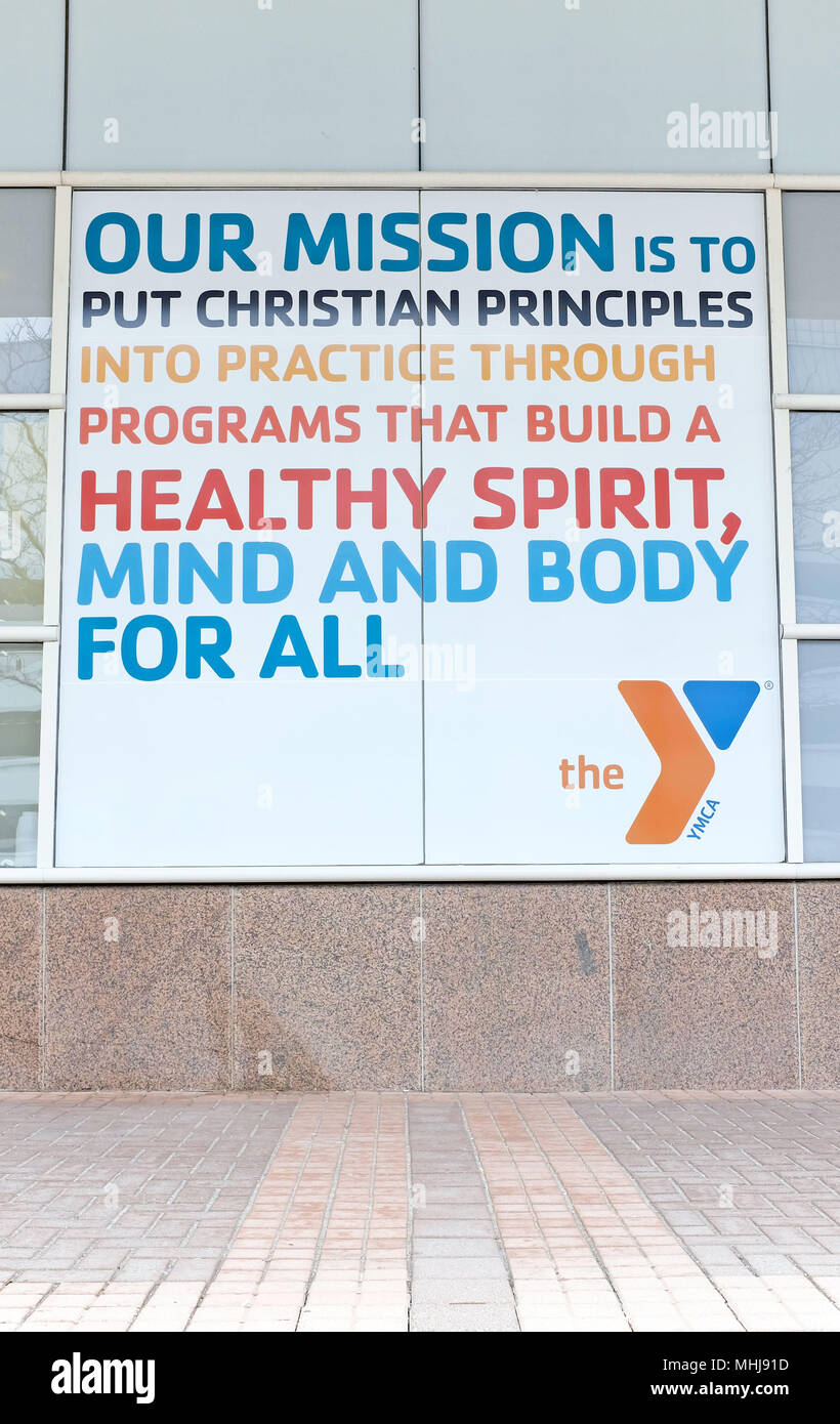 Declaración de la Misión de la YMCA es comunicada en el exterior del centro de Parker Hannifin YMCA en Cleveland, Ohio, EE.UU. Foto de stock