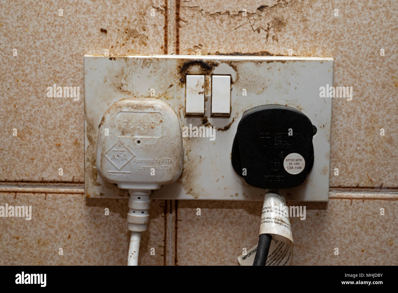 Enchufe de pared para la ciudad eléctrica, teléfono y televisión por cable  Fotografía de stock - Alamy