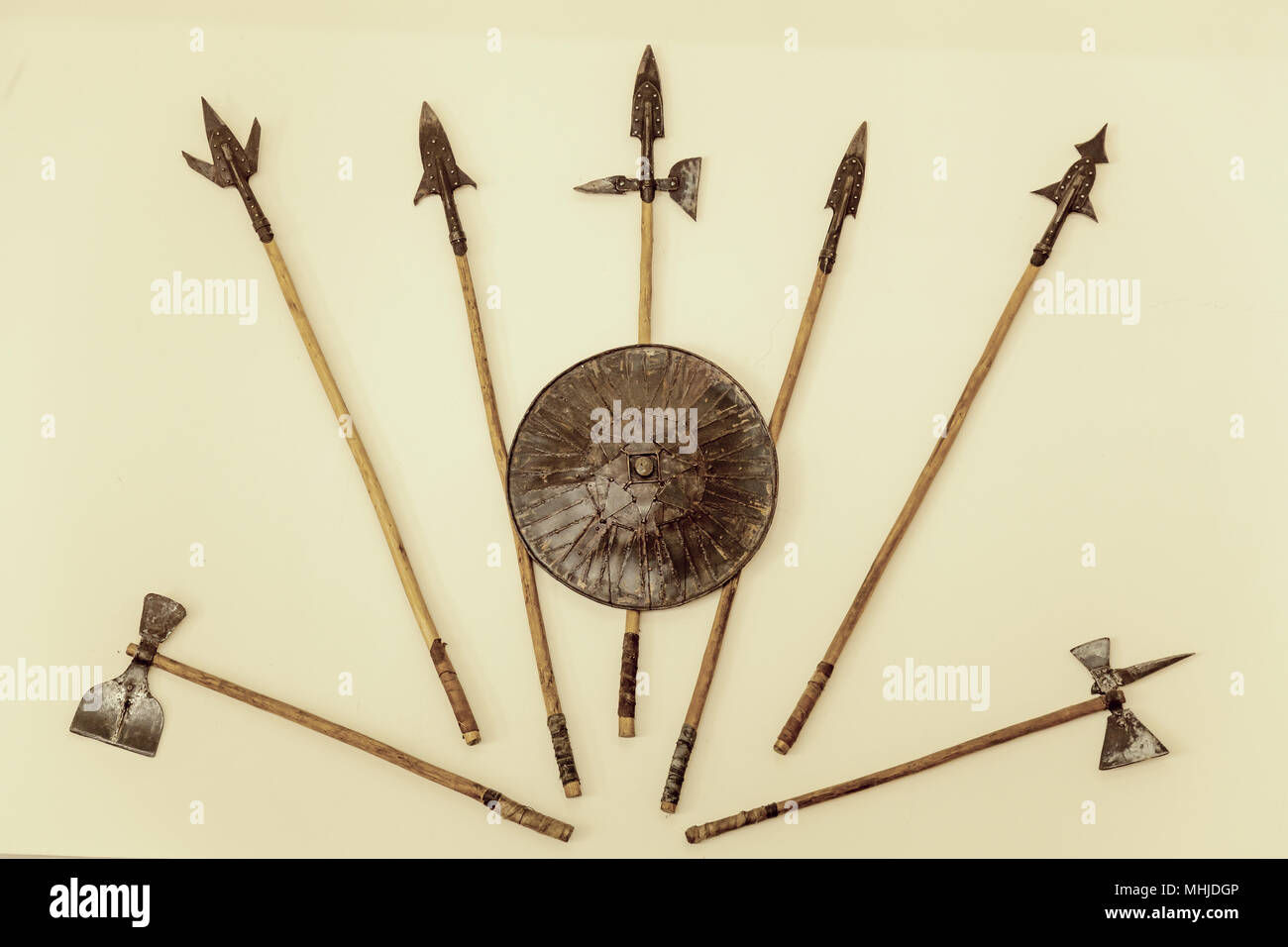 Un conjunto de armas medievales. Lanzas y hachas, escudo sobre fondo de  color beige Fotografía de stock - Alamy
