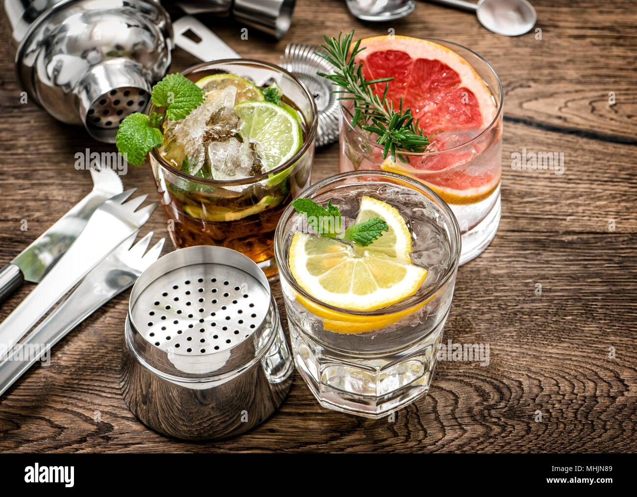 Primer plano de copas de vino contra el fondo negro de la cerveza - Cóctel de Alcohol bebidas combinadas Foto de stock