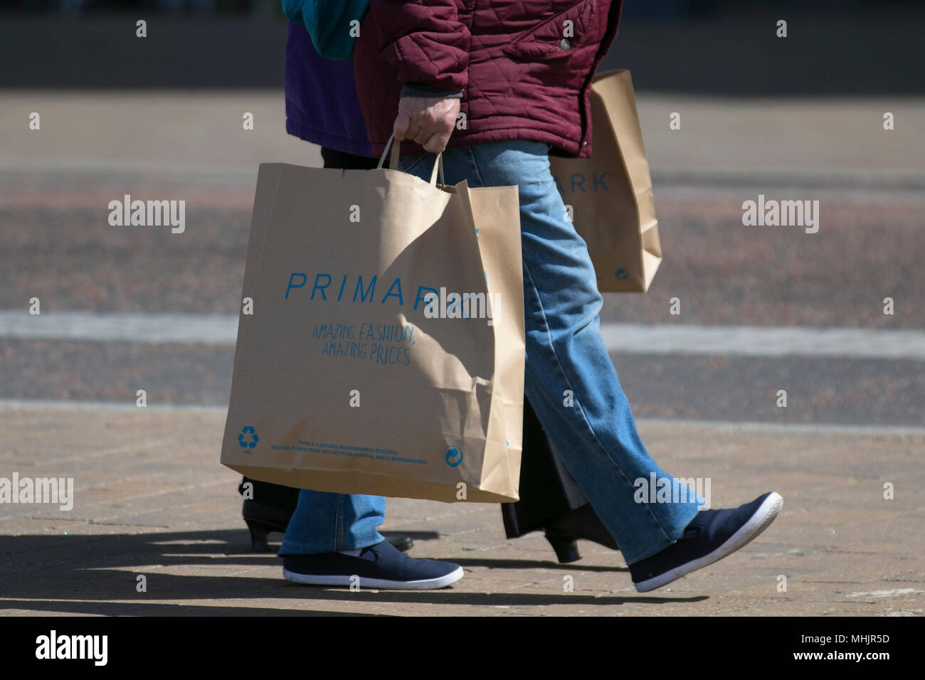 Primark 100% natural biodegradable papel marrón moda mujer descuento ropa  tienda bolsas de compras reutilizables que llevan los compradores en  Blackpool, Reino Unido Fotografía de stock - Alamy