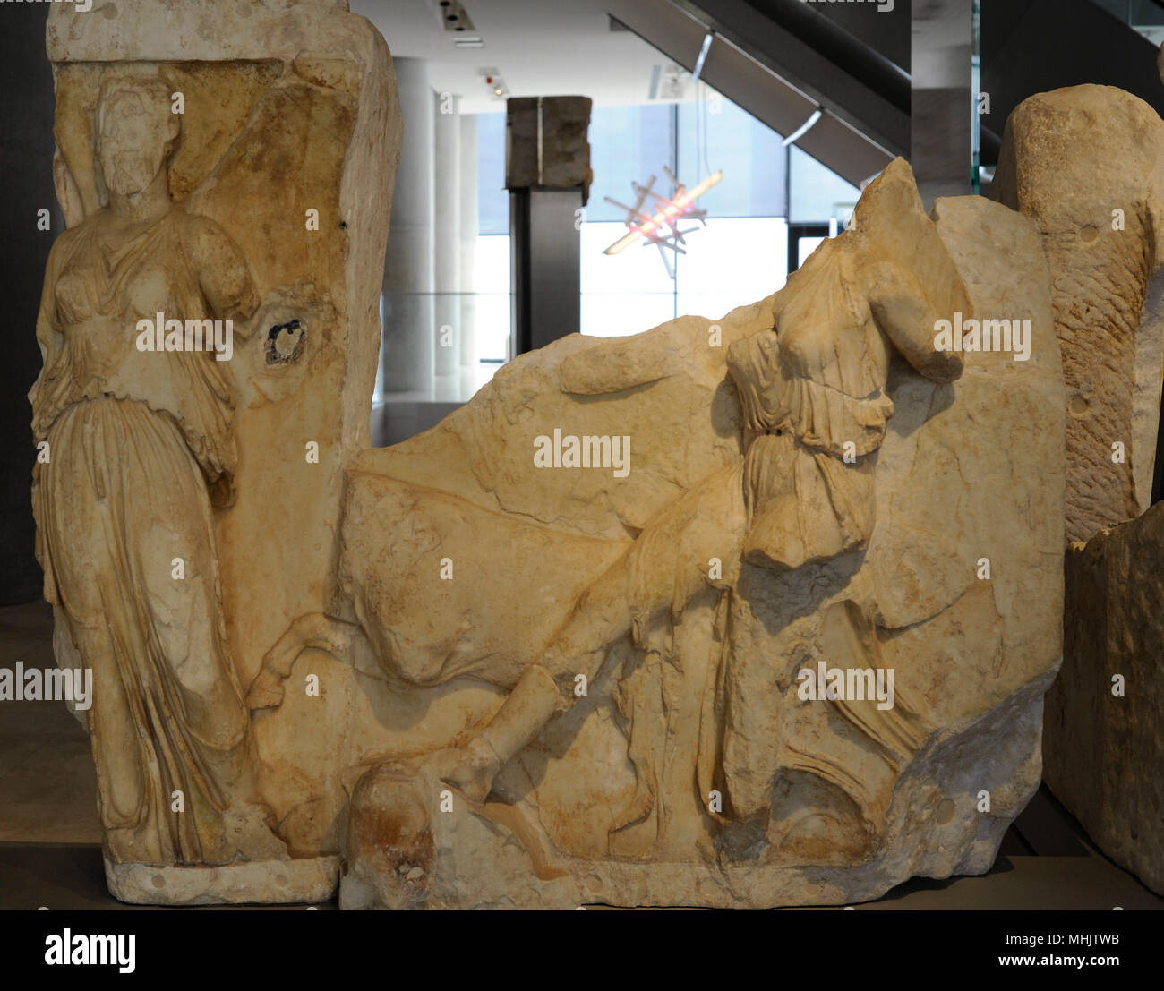 La barandilla del Templo de Atenea Niké. Dos líderes Nikai un toro para el  sacrificio. Losa Sur V, figuras 43-44. 5to siglo A.C.. Grecia. Por el  taller de Fidias. Período Clásico. Museo