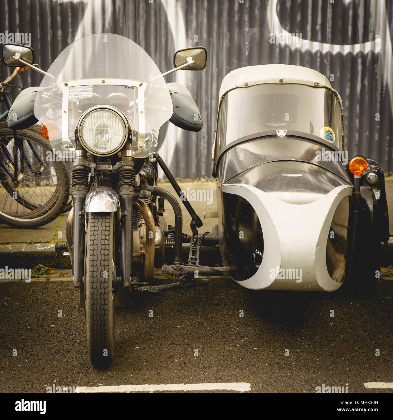 Londres (Reino Unido), en septiembre de 2017. Sidecar moto estacionada cerca de Columbia Road Flower Market. Formato cuadrado. Foto de stock