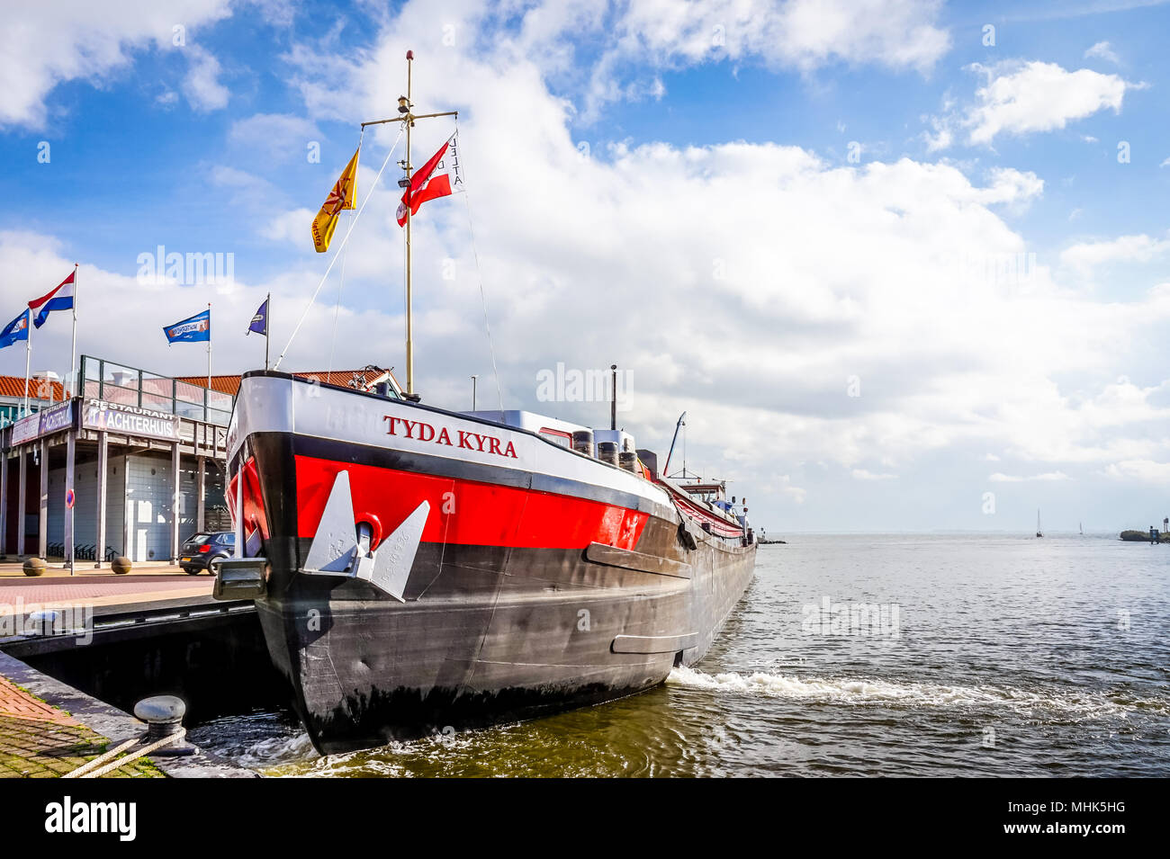 Una escena típica de un gran barco de pesca holandés utilizado para pescar en alta mar en el Mar del Norte frente a las costas de los Países Bajos. Foto de stock