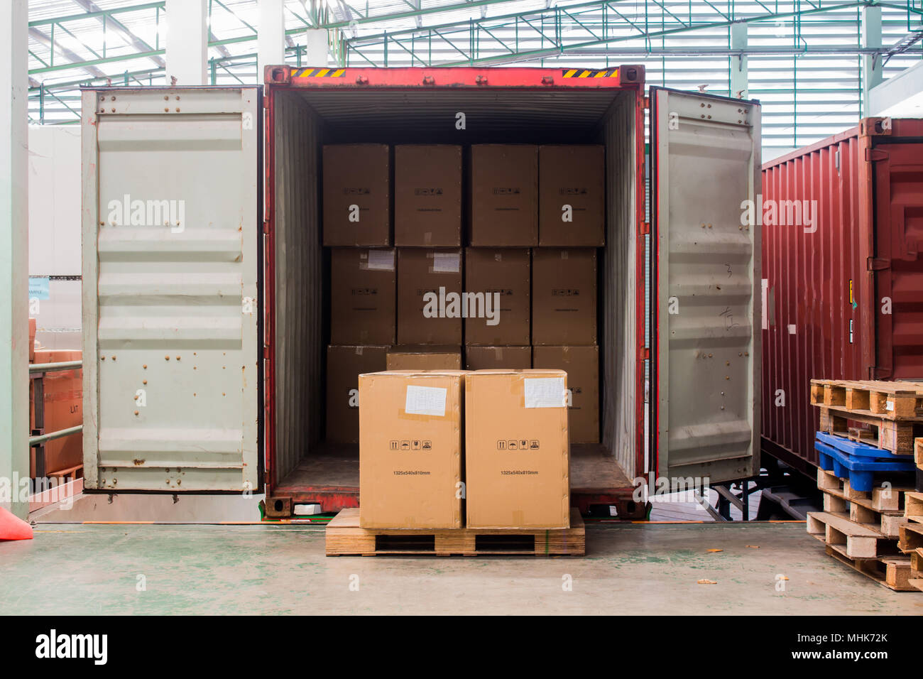 Las cajas con la carga fuera del contenedor Fotografía de stock - Alamy