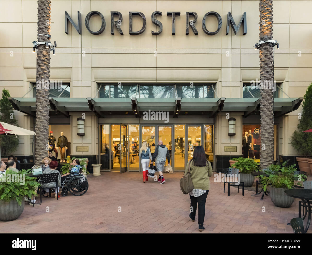 Irvine, California, USA. 30 Sep, 2017. Nordstrom Inc. es un  Americano-basado la cadena de tiendas por departamento, también operan en  Canadá y Puerto Rico, con sede en Seattle, Washington. Fundada en 1901