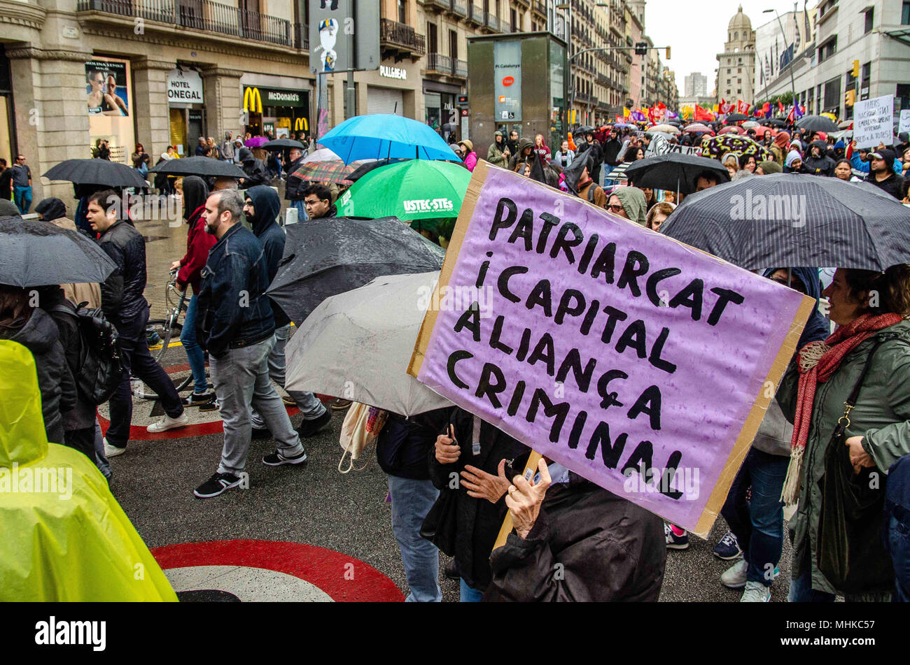 Cataluña, España. El 1 mayo de 2018. cartel con el ''el patriarcado y el capital es un alianzas delictivas'' es visto durante la manifestación contra la inseguridad laboral