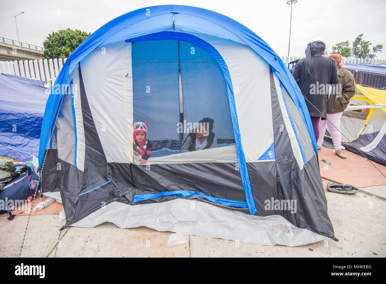 Tijuana, México. El 1 de mayo de 2018. Los miembros de la caravana de  migrantes de Centroamérica acampar bajo donados y carpas de lona en la  frontera mexicano-estadounidense El Chaparral de cruce.