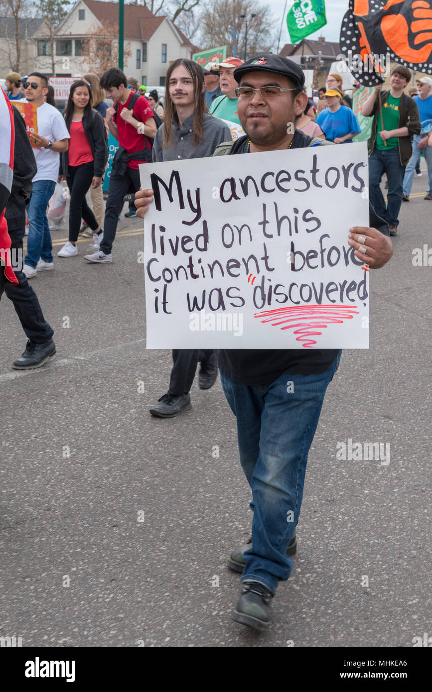 MINNEAPOLIS - 1 de mayo: Un individuo marchas con un cartel en la Marcha del Día Internacional de Trabajadores, acogido por un número de organizaciones comunitarias y sindicatos. Crédito: Nicholas Neufeld/Alamy Live News Foto de stock