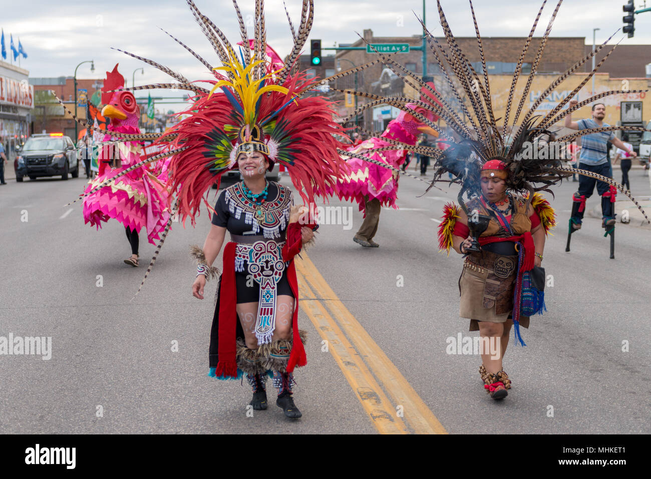 MINNEAPOLIS - 1 de mayo: la mujer en llevar vestimenta Azteca la Marcha del Día Internacional de Trabajadores, acogido por un número de organizaciones comunitarias y sindicatos. Crédito: Nicholas Neufeld/Alamy Live News Foto de stock