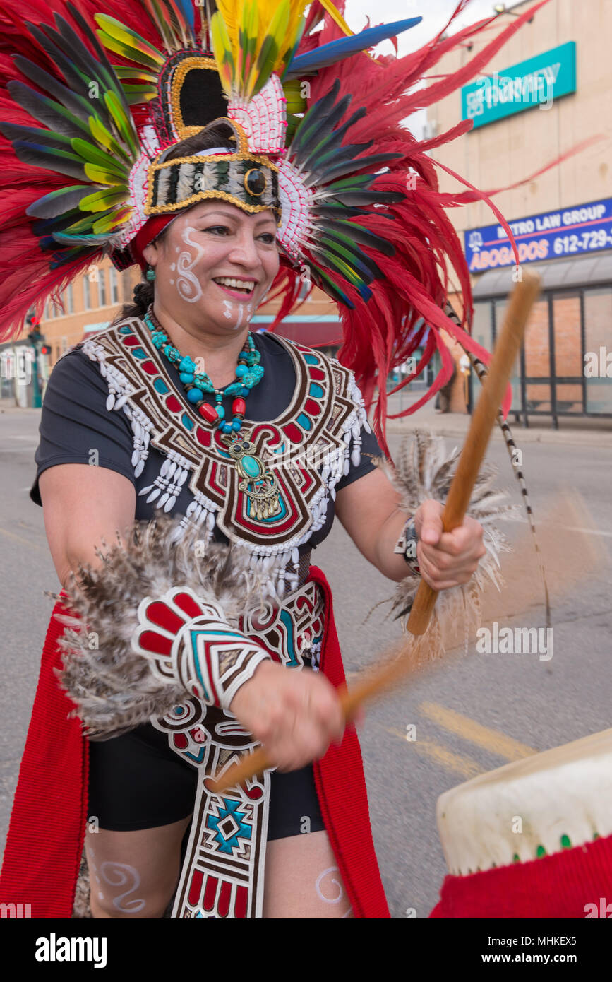 MINNEAPOLIS - 1 de mayo: Un individuo vestido con traje tradicional Azteca juega un tambor durante la Marcha del Día Internacional de Trabajadores, acogido por un número de organizaciones comunitarias y sindicatos. Crédito: Nicholas Neufeld/Alamy Live News Foto de stock