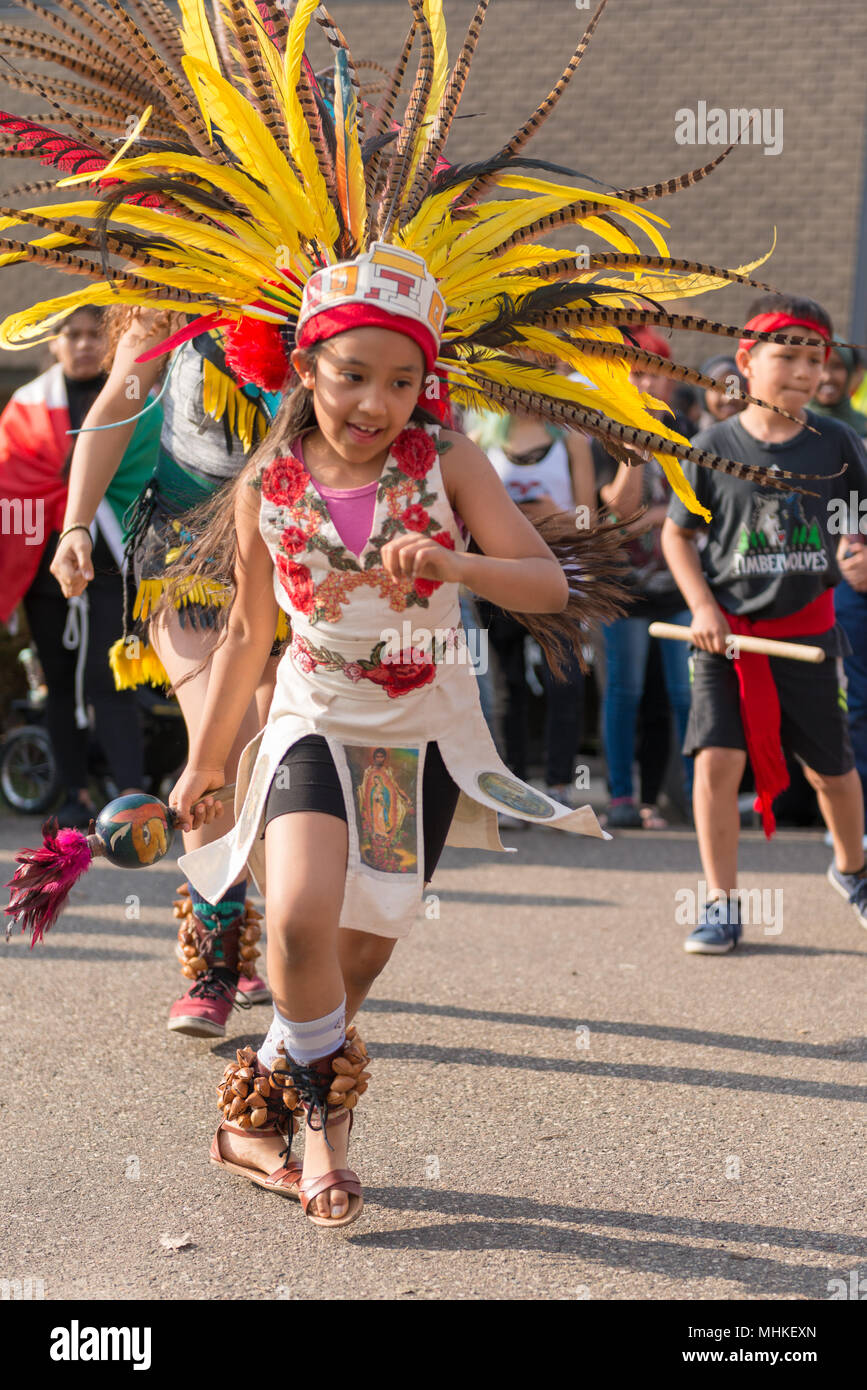 MINNEAPOLIS - 1 de mayo: Un niño no identificado en los tradicionales bailes vestimenta Azteca tras la Marcha del Día Internacional de Trabajadores, acogido por un número de organizaciones comunitarias y sindicatos. Crédito: Nicholas Neufeld/Alamy Live News Foto de stock