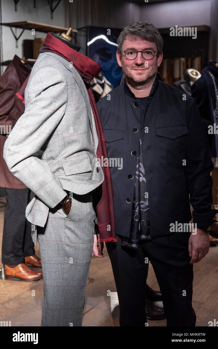 Londres, Reino Unido. El 2 de mayo de 2018. John Harrison, director  creativo de Gieves & Hawkes presente Otoño/Invierno 2018 La colección de  ropa de hombre, en una rueda de prensa día