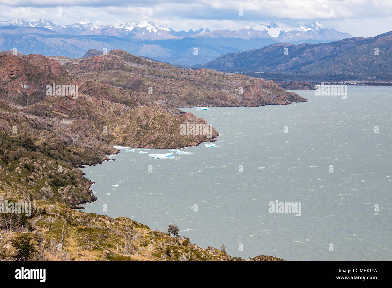 Los trozos de hielo que se separó del glaciar, el Lago Grey, Parque Nacional Torres del Paine en la Patagonia, Chile Foto de stock