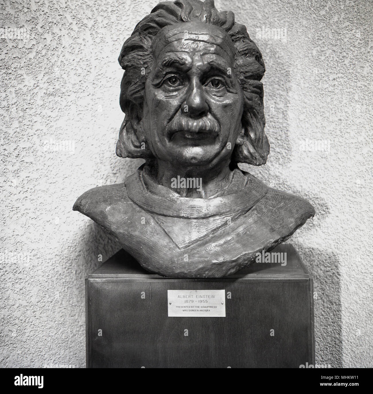 1950s, históricos, un busto de bronce de Albert Einstein, el famoso físico teórico judío y noble, ganador del Premio, por la escultora Doreen Anziska, Israel. Foto de stock