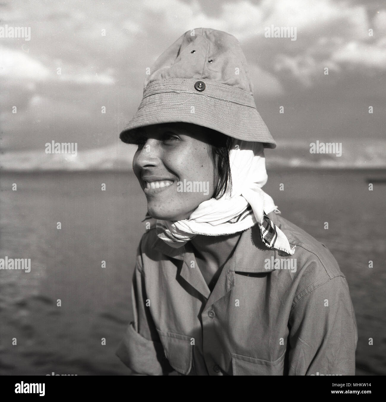 1950, histórico, un atractivo joven israelí conscipt vestían uniformes de  color caqui del ejército, bufanda y sombrero, sonríe para la cámara, Israel.  La conscripción militar en las FDI para todas las mujeres