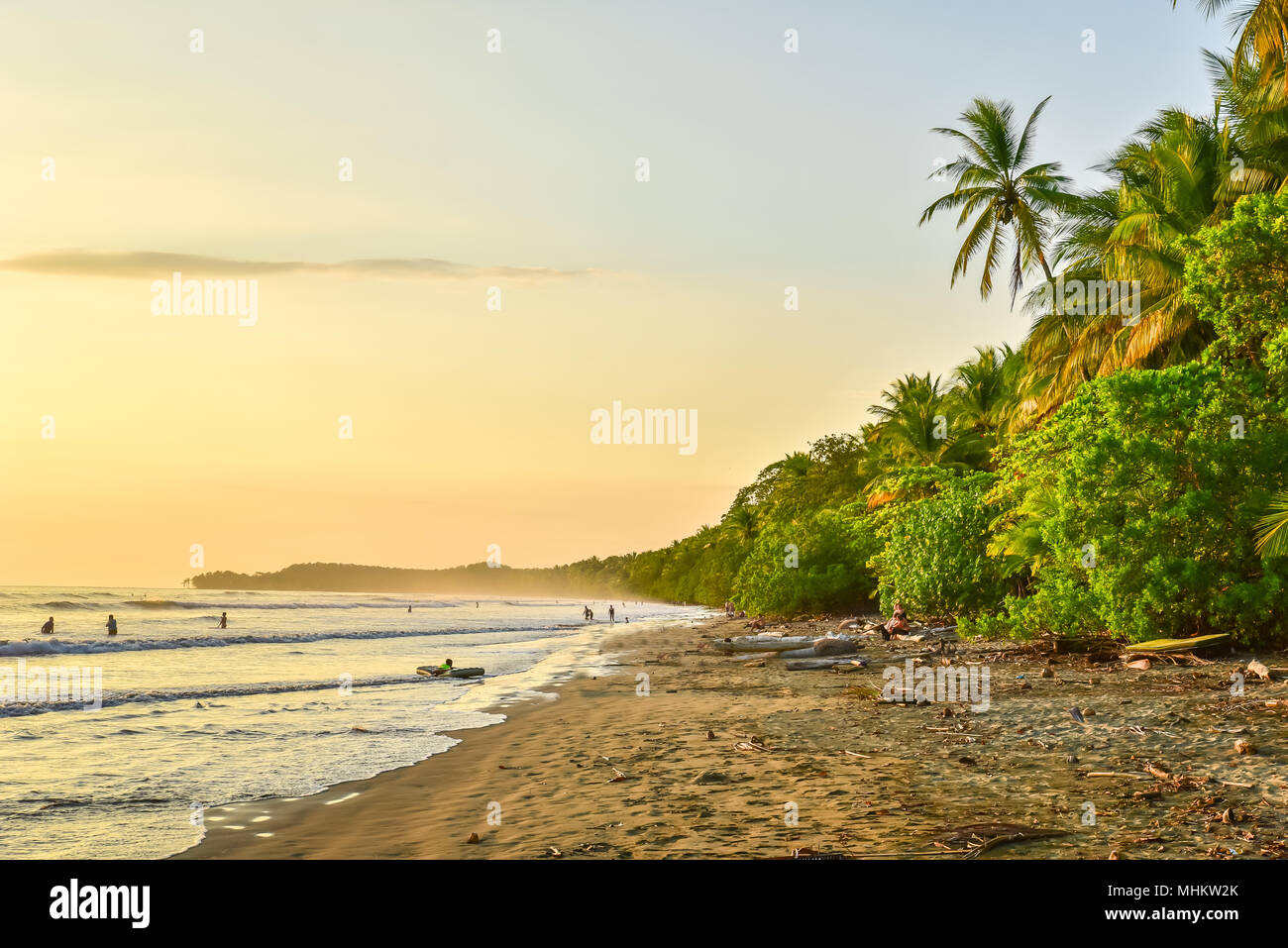 Atardecer en Playa Paraíso en Uvita, Costa Rica - hermosas playas y bosques tropicales en la costa del Pacífico de Costa Rica - destino turístico en el centro de un Foto de stock