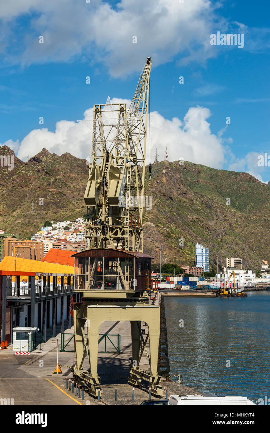 Santa Cruz de Tenerife, Islas Canarias, España - 11 desember 2016: Puerto  Viejo grúa Talleres E. Grasset, S. A. como monumento histórico en el puerto  o Fotografía de stock - Alamy