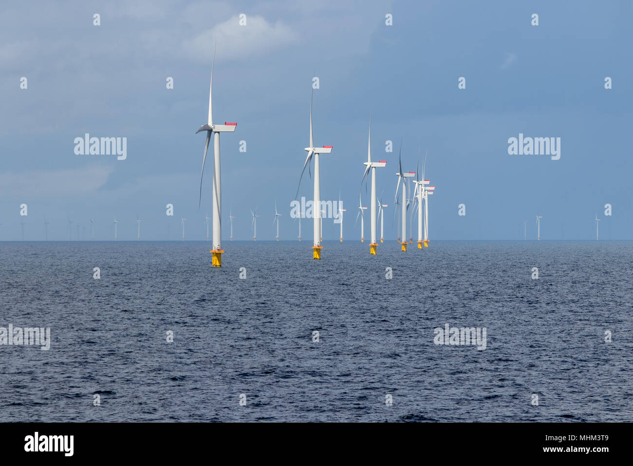 Parque eólico offshore en el mar Kattegat fuera de Dinamarca. Foto de stock