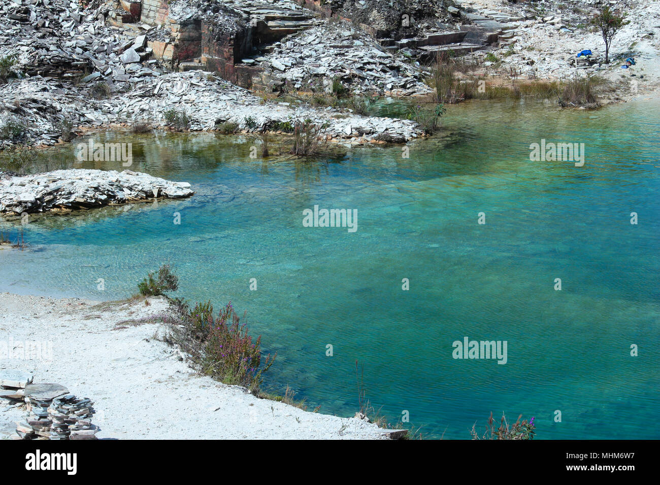 Cantera abandonada con Blue lagoon Foto de stock