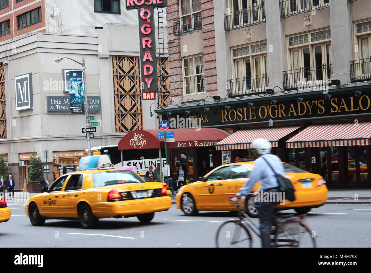 Taxis amarillos de conducción a través de la 7ª avenida en un día promedio en la Ciudad de Nueva York. Foto de stock