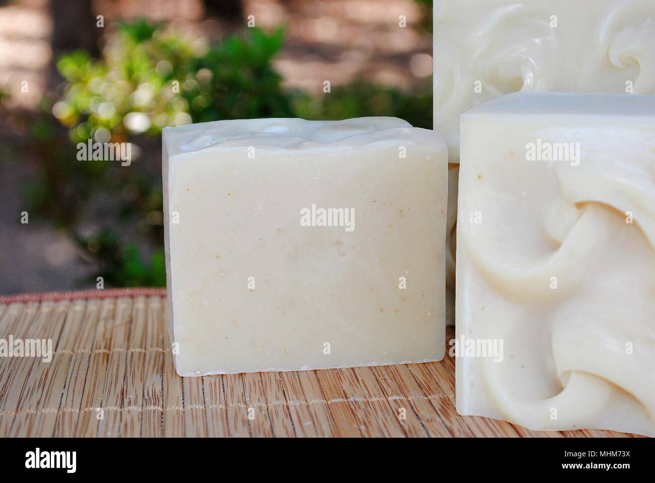 Barras de jabón artesanal blanco con fondo de la naturaleza Fotografía de  stock - Alamy