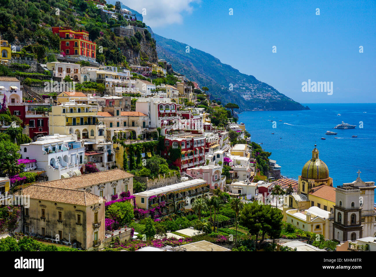 Vista de Positano, Italia desde arriba con vistas a la costa de Amalfi y la Chiesa di Santa Maria Assunta Foto de stock
