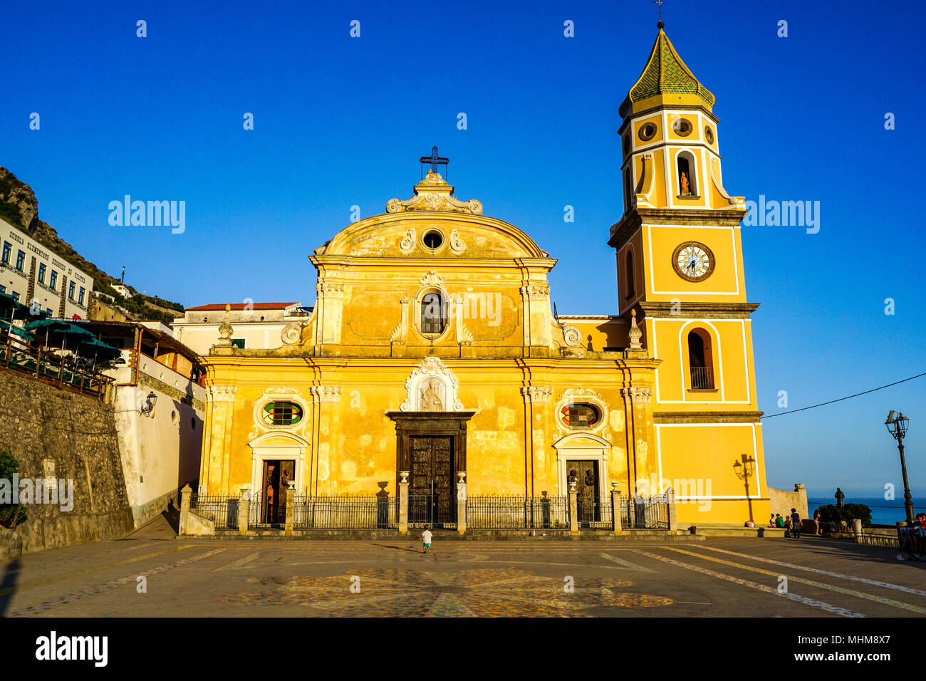 Iglesia parroquial católica de San Genaro al atardecer en Praiano, en la  costa de Amalfi, Italia Fotografía de stock - Alamy