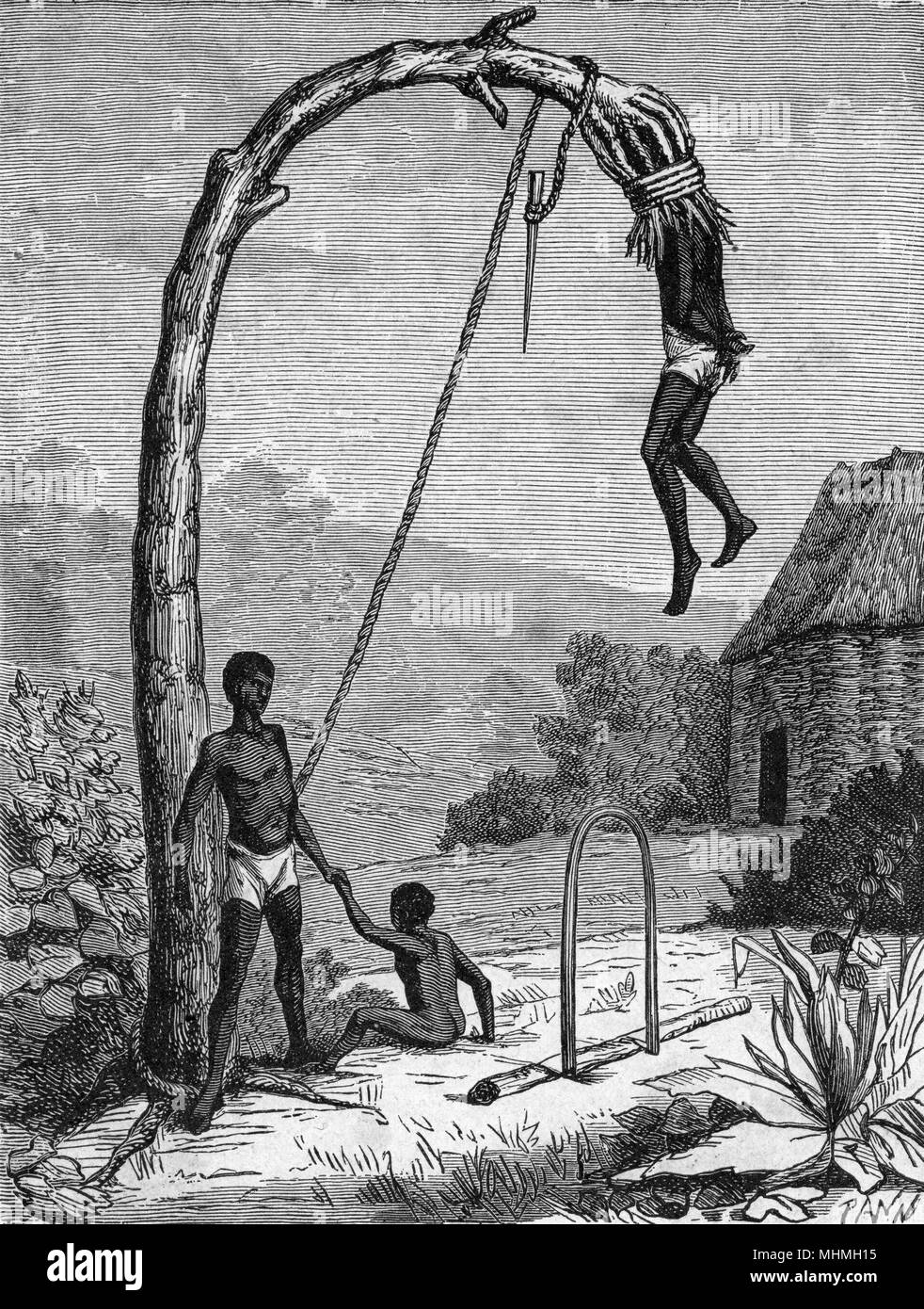Dahomey : un parricidio está atado a un árbol y abandonado a morir, un proceso lento e incómodo Fecha: 1905 Foto de stock