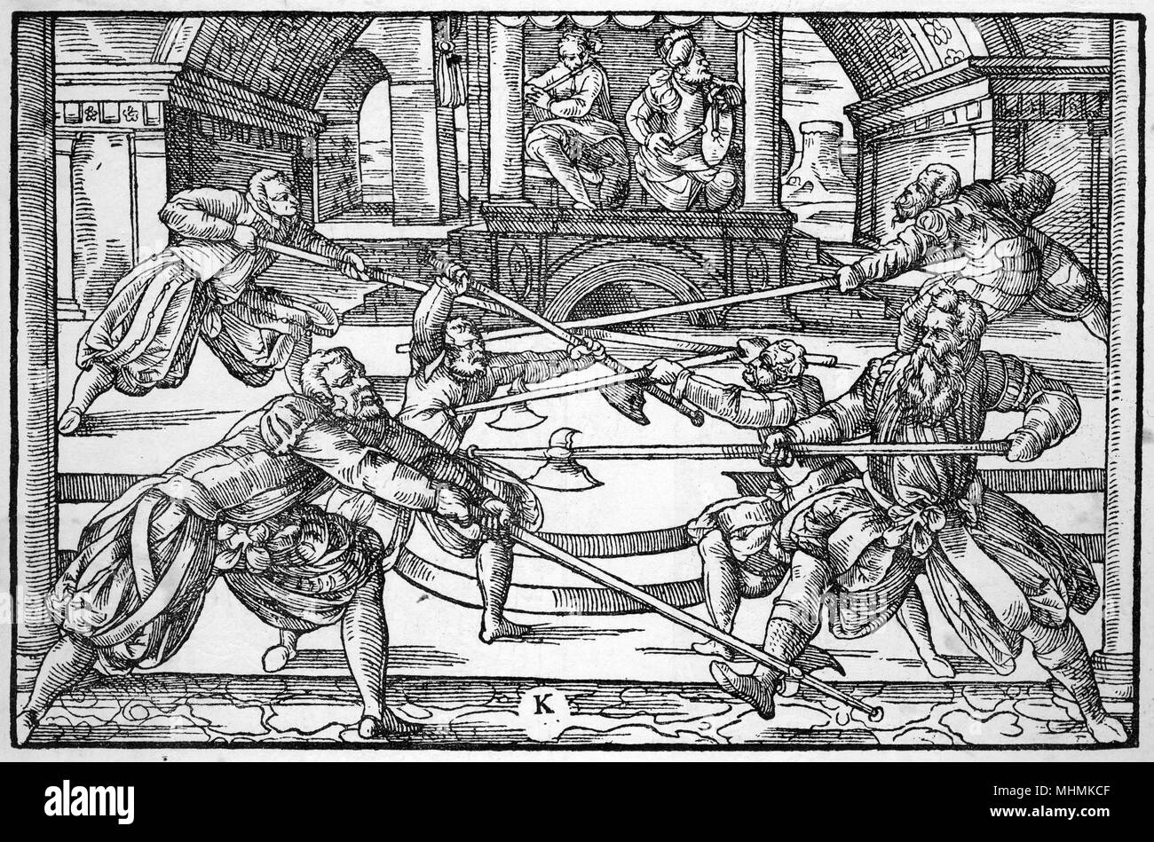 Tres pares de esgrimidores lucha con lucios, músicos como jugar en el fondo. Fecha: 1570 Foto de stock