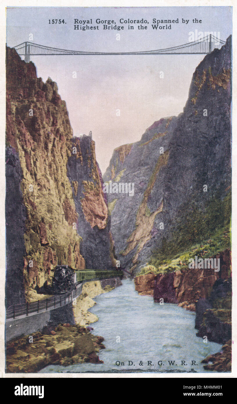 Un tren de la Denver, Río Grande y el ferrocarril occidental pasa a través de la espectacular Royal Gorge, Colorado. Fecha: 1929 Foto de stock