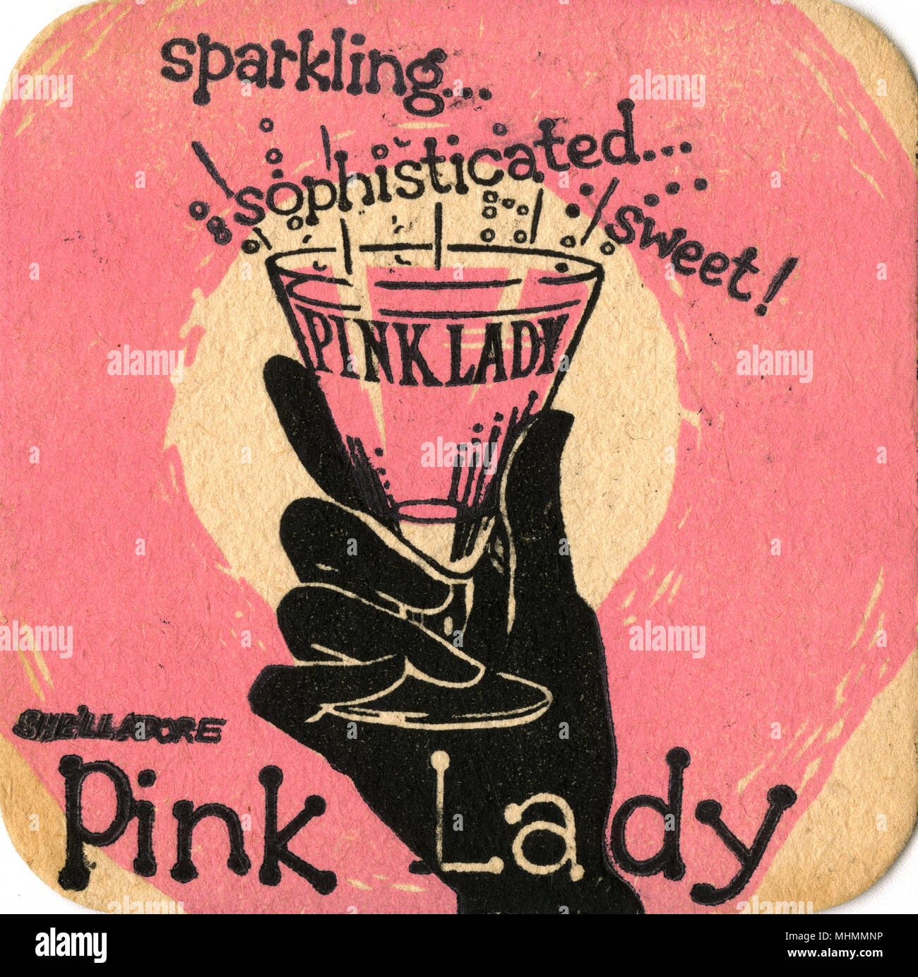 Bebidas posavasos de Pink Lady ofreciendo una elegante mano enguantada sosteniendo un vaso de la bebida espumante. Fecha: c.1960 Foto de stock