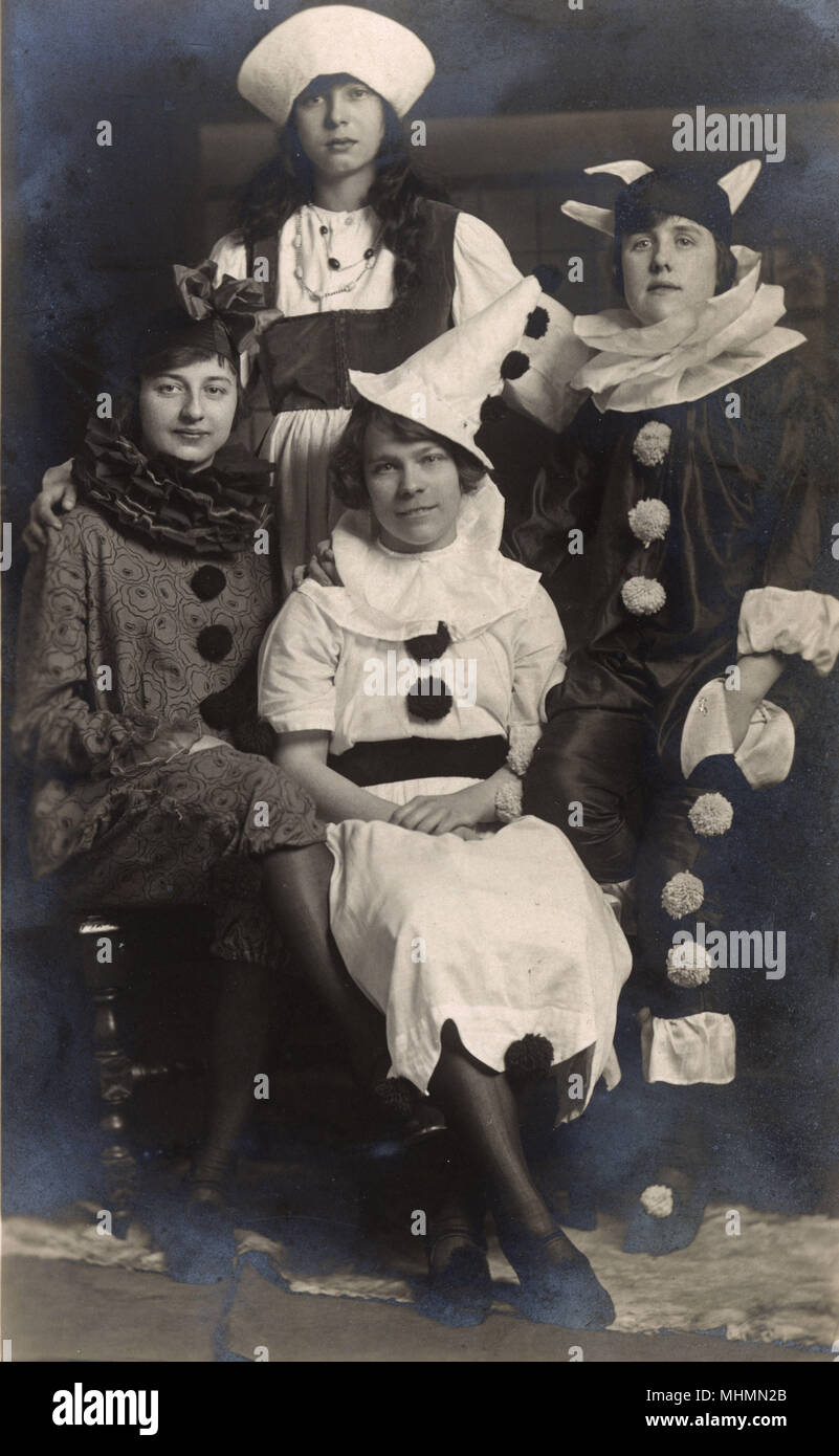 Group women dressed in fancy fotografías e imágenes de alta resolución -  Alamy