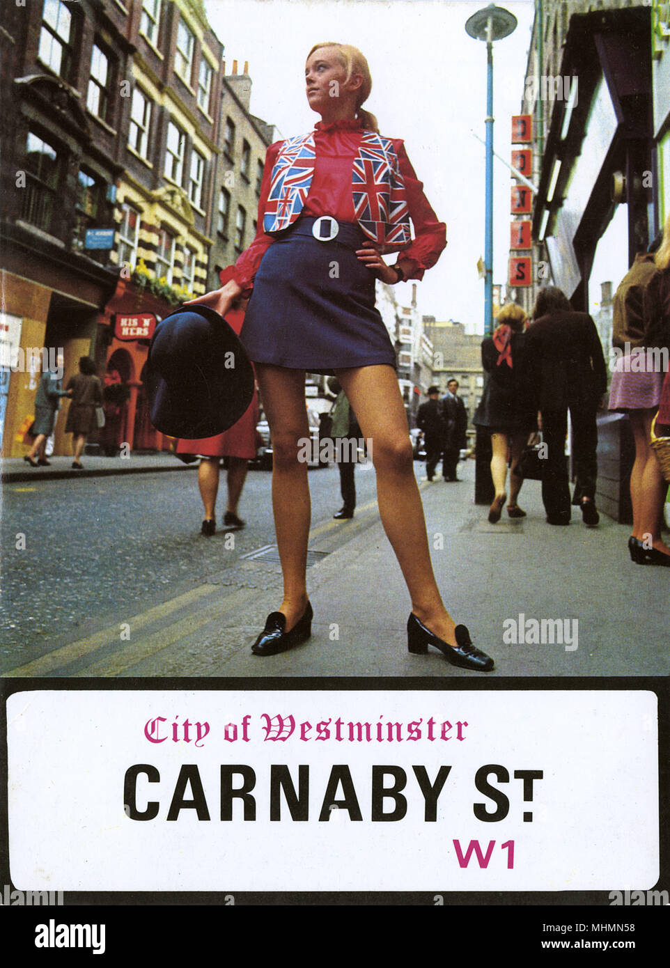 Portada de un folleto promocional sobre moda epicentro de la década de los sesenta, Carnaby Street, Londres. Una modelo posa delante de las diversas boutiques de la calle vistiendo un chaleco de Union Jack y mini falda. Fecha: 1966 Foto de stock