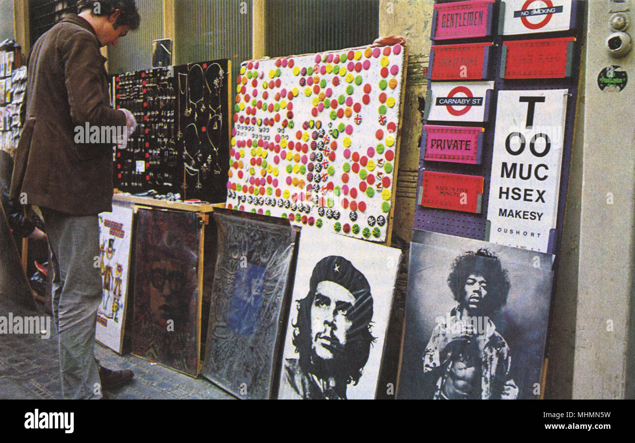 Las insignias, joyería, London street señales y carteles de Bob Dylan, Che Guevara y Jimi Hendrix a la venta en Carnaby Street, corazón pulsante de Swinging London 1960. Fecha: 1967 Foto de stock