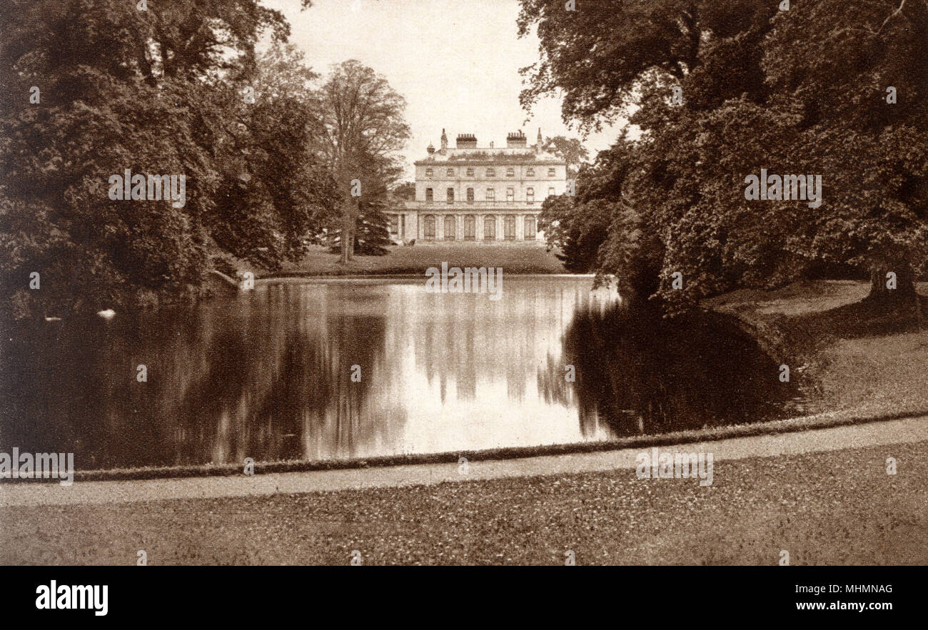 Frogmore House, adquirido por la esposa del rey George III, Queen Charlotte, en 1792 y utilizado como un retiro campestre. Fecha: circa 1897. Foto de stock