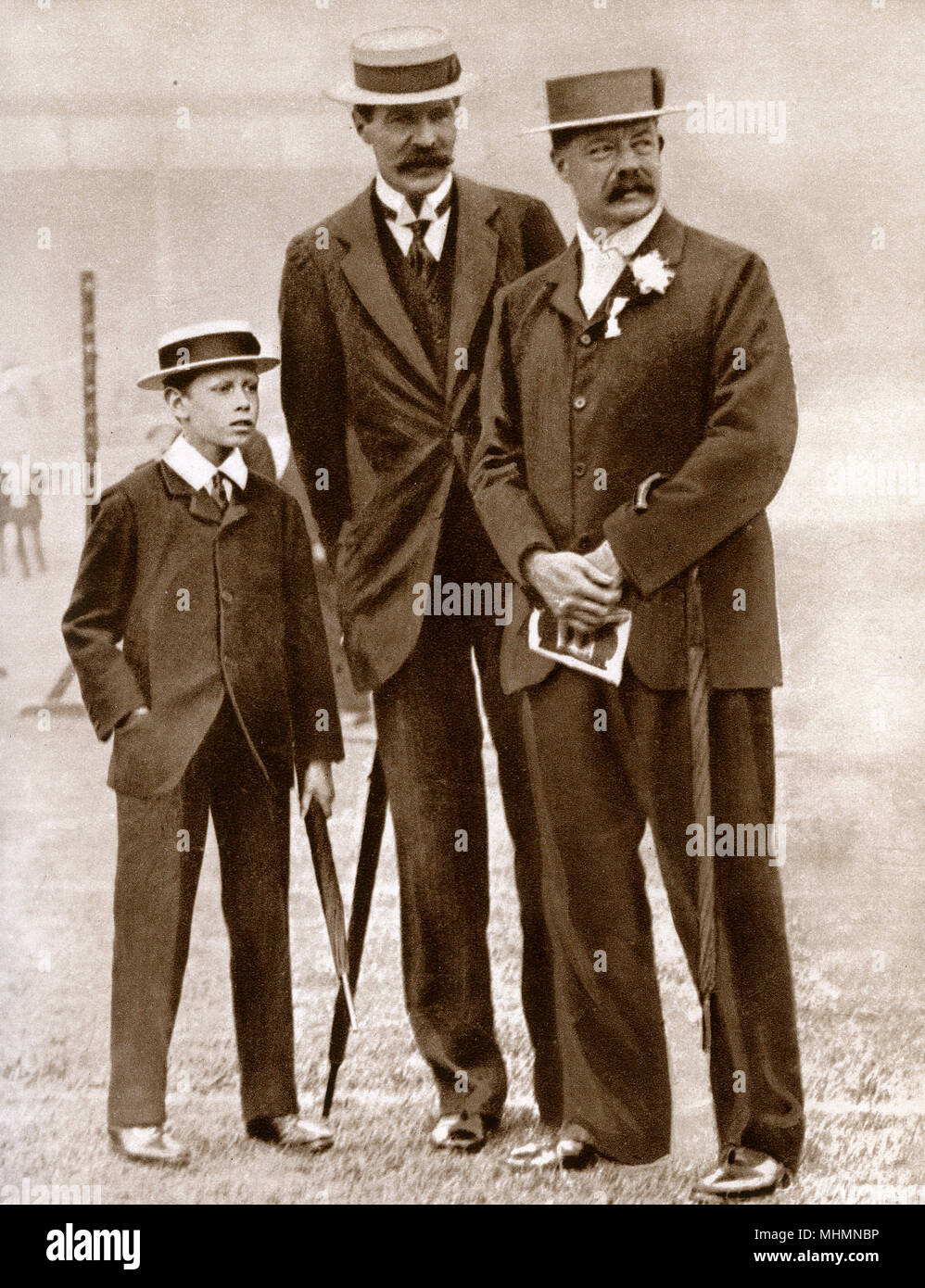 El Príncipe Alberto, duque de York (1895-1952) (posteriormente el Rey George VI) - Su tutor Señor H. P. Hansell - William Grenfell, 1er Barón Desborough (1855-1945) - fotos de aficionados en el encuentro de la Asociación de Atletismo en Londres en 1908. Fecha: 1908 Foto de stock