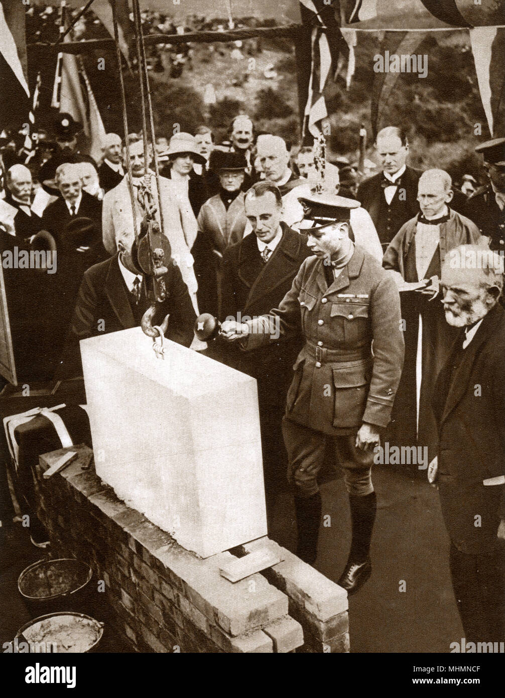 Mayo de 1919 - el príncipe Albert (más tarde el Rey George VI, 1895-1952) establece los cimientos para una nueva Escuela Náutica en Poole, Dorset. El sitio fue dada por Sir Russel Cotes para entrenar a los muchachos de la marina mercante en asociación con el Dr. Barnardo Hogares. Fecha: 1919 Foto de stock