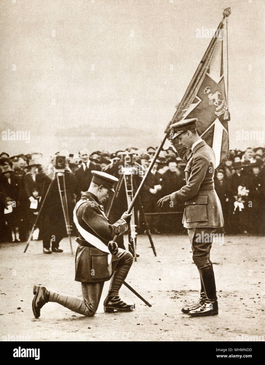 El Príncipe Alberto (futuro Rey George VI) (1895-1952) visitando el 20º Batallón, el Regimiento de Londres en Blackheath - abril de 1920. Aquí el Príncipe es visto presentando los colores del Rey. Fecha: 1920 Foto de stock