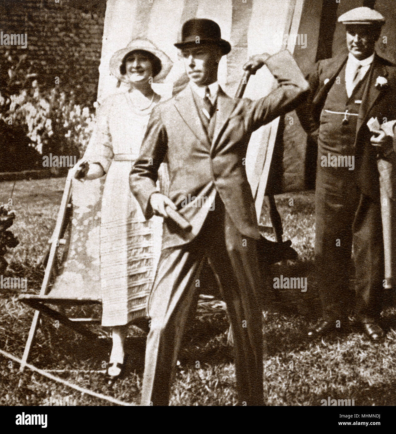 El Príncipe Alberto, duque de York (el futuro Rey George VI) (1895-1952) - en el Hall, Bexley para los ex soldados Glentworth La fete - arrojar con entusiasmo a la Tía Sally Fecha: 1920 Foto de stock