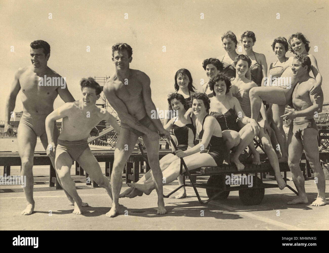 En Rhyl Sychronised Aquashow - Natación mostrar a los participantes - 'Agua' en Princes Phantasy una piscina al aire libre ("muy frío!!") Fecha: 1957 Foto de stock